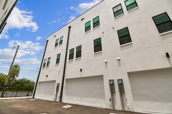 Building Photo - 1218 E Kay St