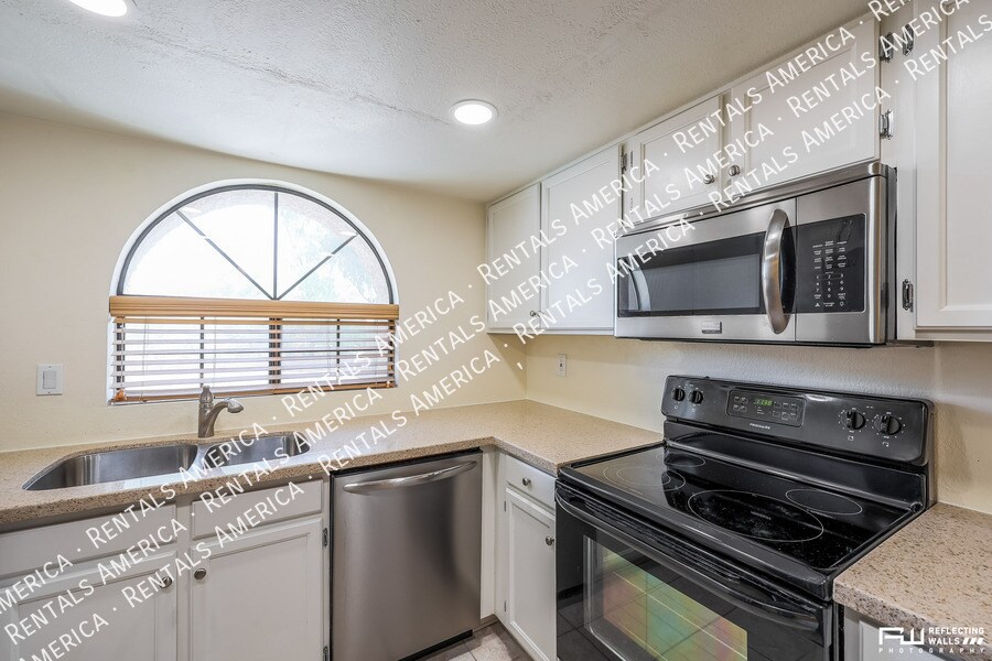 Building Photo - 925 N College Ave