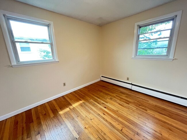 Building Photo - Two Bedroom One Bathroom Apartment! In Wes...