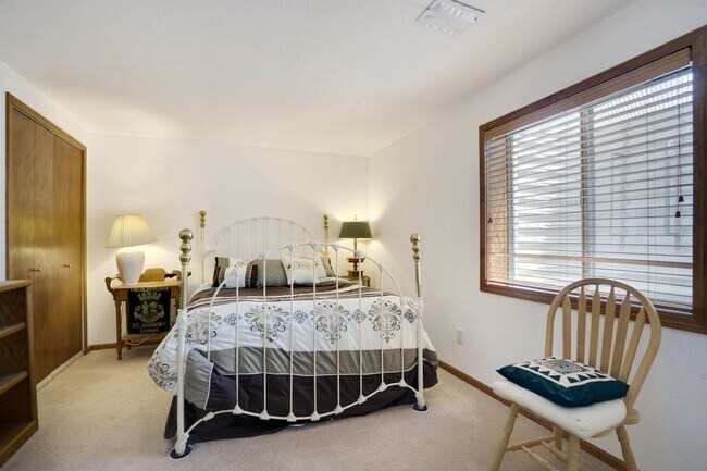 Building Photo - 3 Bedroom, 3 Bathroom backing to Southridg...