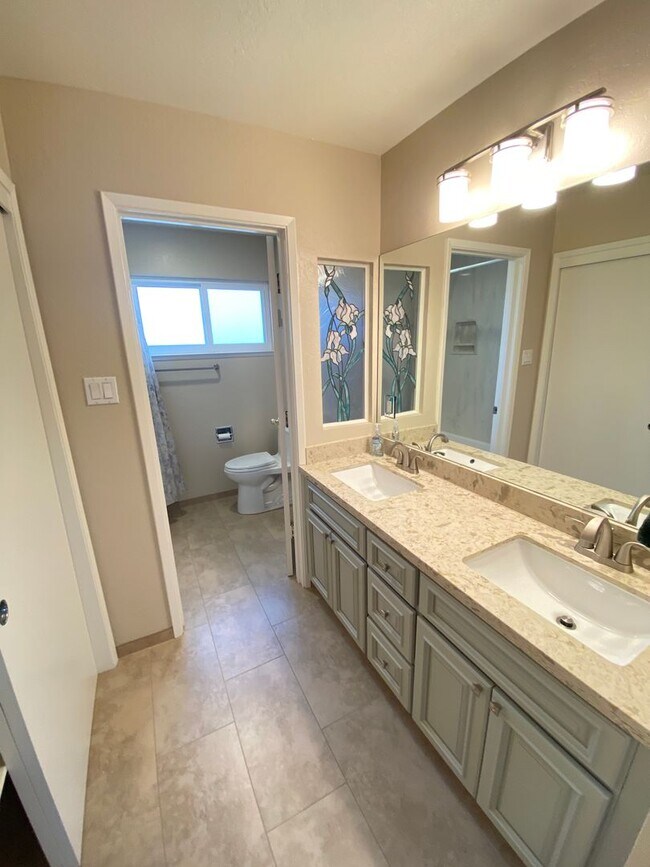 Building Photo - 3 Bed 2 Bath SIngle Family Home In Walnut Creek (Water, Garbage, Internet Are Included In The Rent)