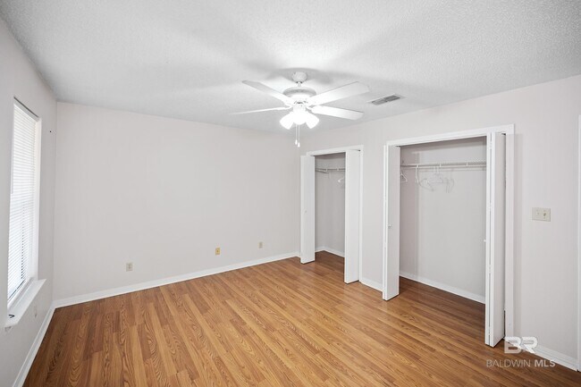 Building Photo - 620 S Oak St