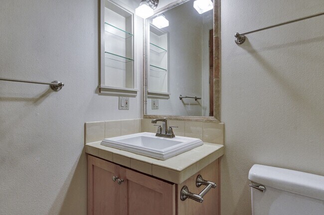 Building Photo - 577 5th St