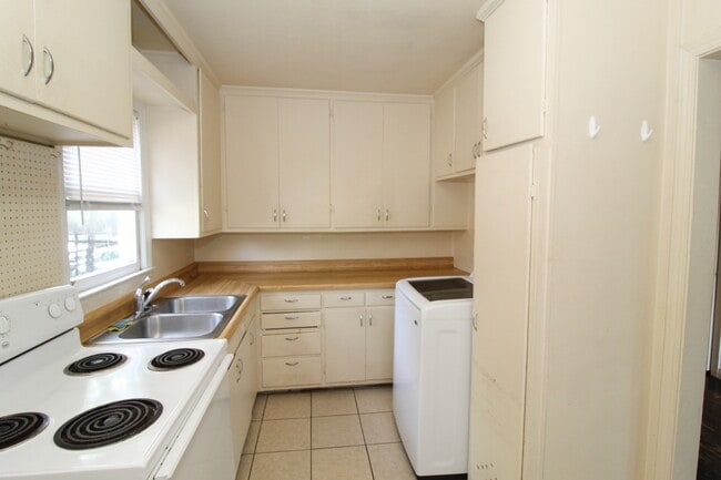 Building Photo - 613 Reagan St