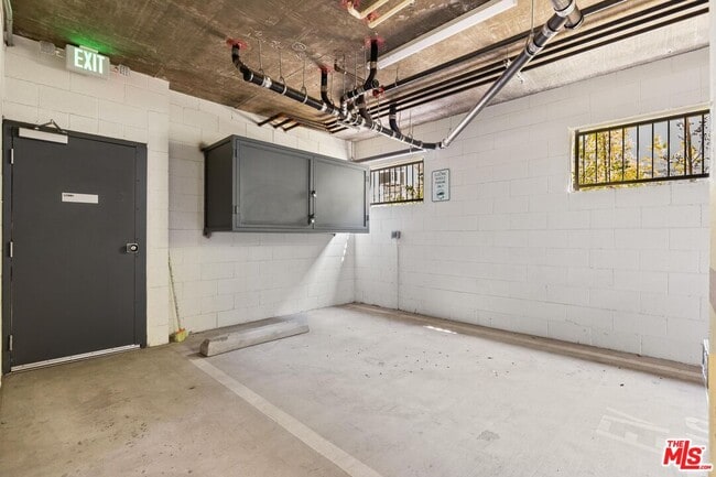 Building Photo - 1367 N Alta Vista Blvd
