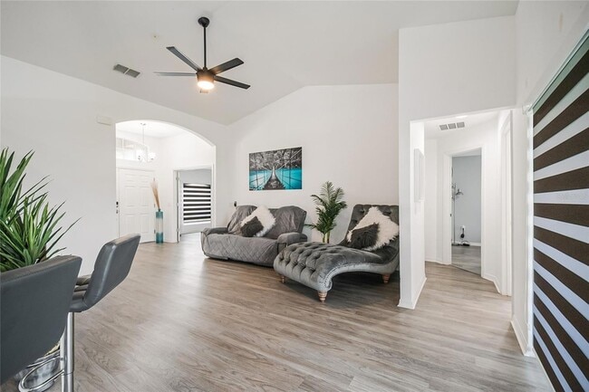 Building Photo - 520 Pheasant Dr