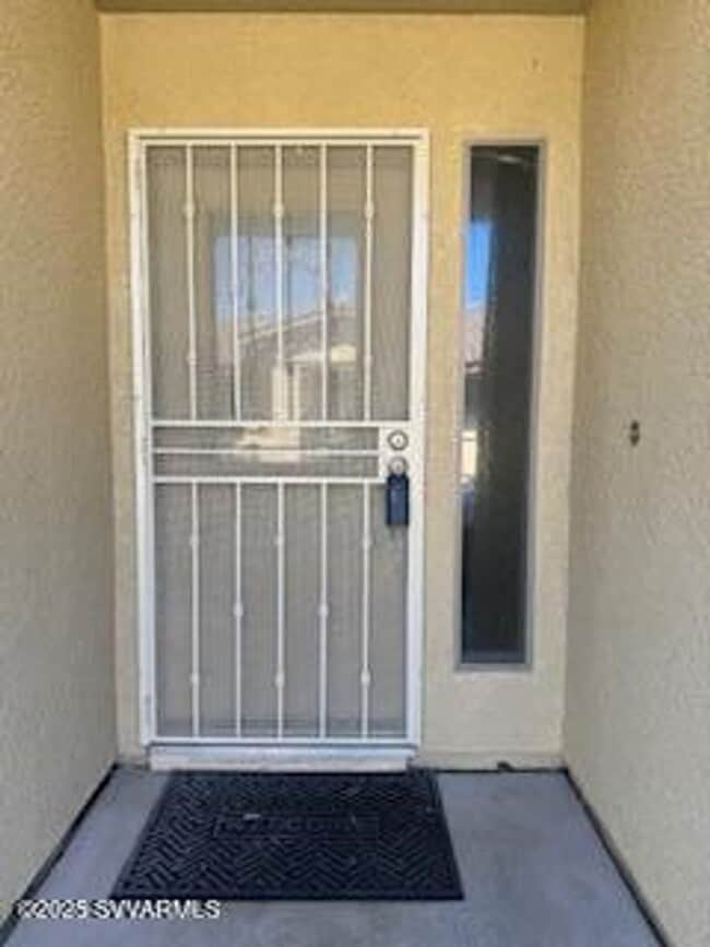 Building Photo - 2 Bedroom 2 Bath in Skyline Estates Contact Property Pros Property Management