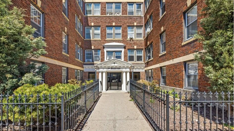 Building Photo - 68 Linden St