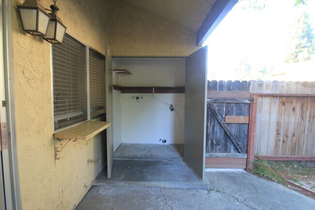 Building Photo - For Rent: Upgraded 3-Bedroom Condo in Todd...