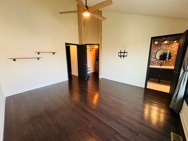 Building Photo - 3-4 Bedroom, 3.5 Bath Townhouse