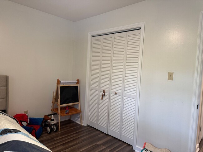 Building Photo - 1517 College Way