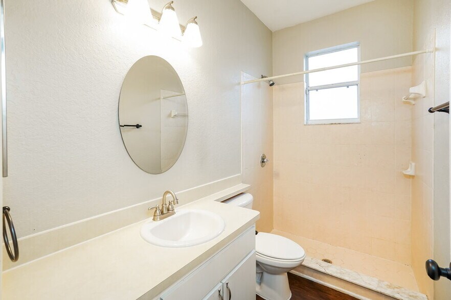 Building Photo - 6033 Live Oak Dr
