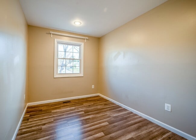 Building Photo - Spacious 3-Level Townhouse with Finished Basement and Fenced Patio