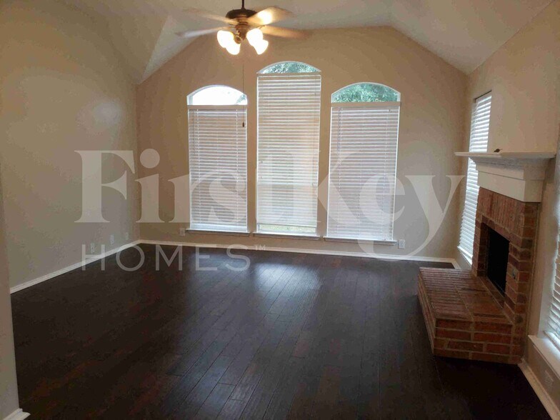 Building Photo - 707 Geary Dr