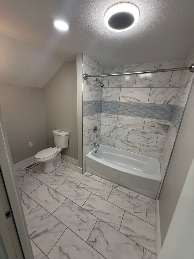 Building Photo - Beautifully Remodeled 3 Bedroom, 3 Bath Home for Rent!