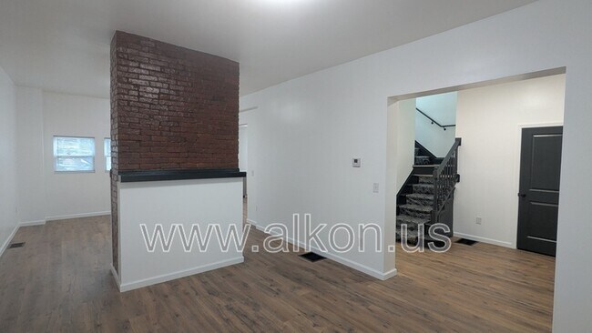 Building Photo - 566 Greenfield Ave