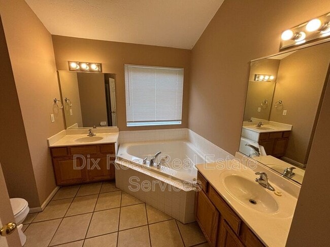 Building Photo - 17 Ambergreen Ct