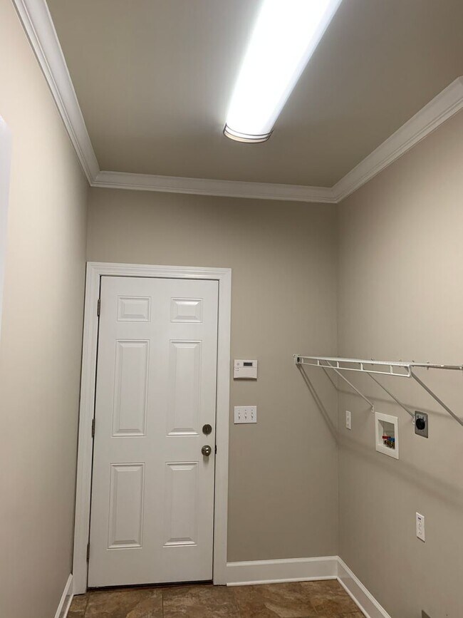 Building Photo - 102 Valley Chase Dr