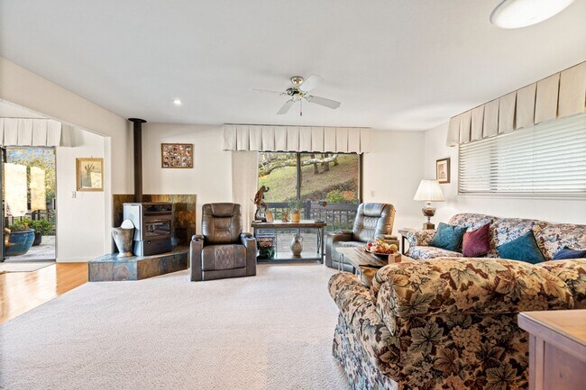 Building Photo - Breathtaking Views & Luxurious Furnished Rental in Oakmont's 55+ Community!