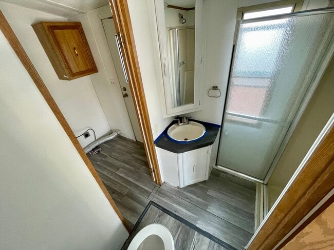 Building Photo - Modern 2 Bed 2 Bath Section 8