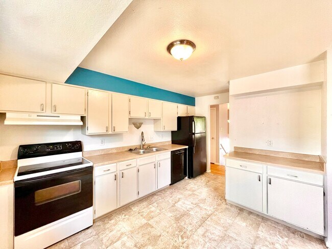 Building Photo - *** MOVE IN SPECIAL 2 WEEKS FREE*** Beautiful 4 bed/ 2 bath Home