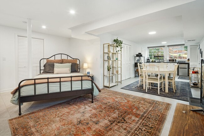 Building Photo - Longview Road