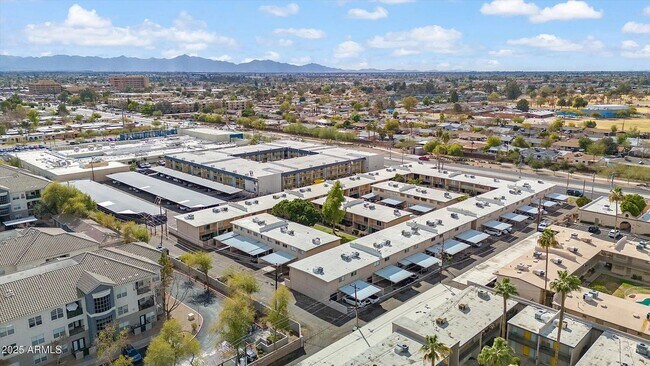 Building Photo - 6565 N 19th Ave