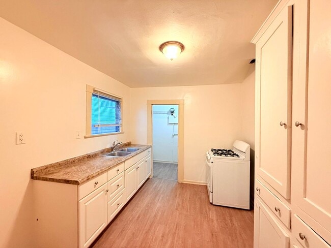 Building Photo - 614-614 N Poinsettia Pl