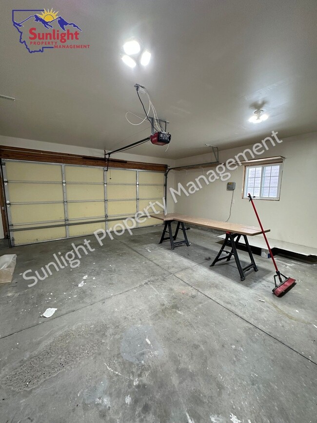 Building Photo - 4-Bed Oasis with 2 Baths & 2002 Sq Ft of C...