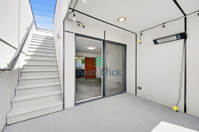 Building Photo - 3 BED & 2 BATH TOWNHOUSE FOR RENT