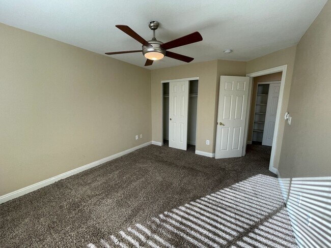 Building Photo - Gorgeous Townhome in Gated Community!