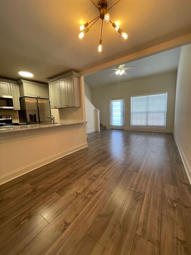 Building Photo - 2 bedroom, 2 bathroom, covered parking, Fireplace, Pool