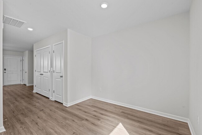 Building Photo - Beautiful 3 Bedroom 2.5 Bath Townhome in East Main Meadows