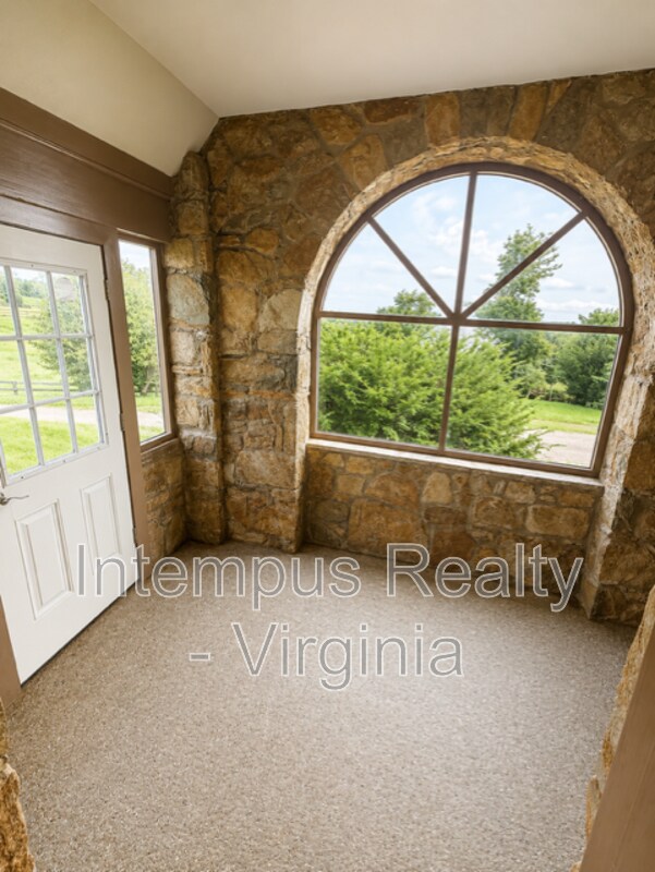 Building Photo - 7296 Fenton Farm Ln