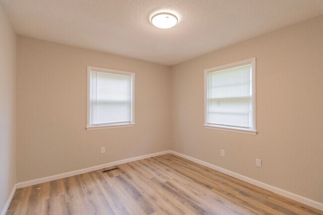 Building Photo - 3711 Weymeyer Dr