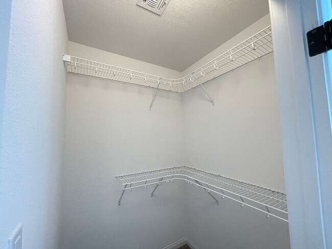 Building Photo - 3 Story house 4 bedroom / 3.5 bath, Southwest