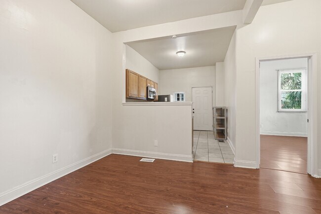 Building Photo - 309 W 41st St