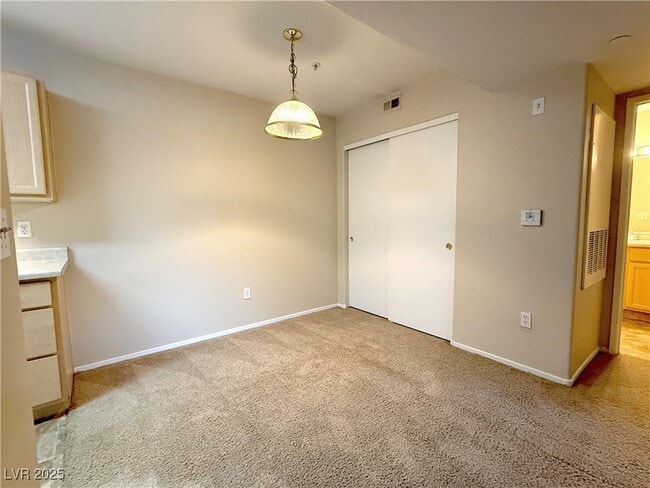 Building Photo - 950 Seven Hills Dr