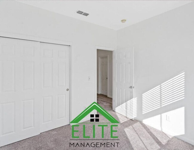 Building Photo - **Spacious 4-Bedroom, 2.5-Bath Home with L...