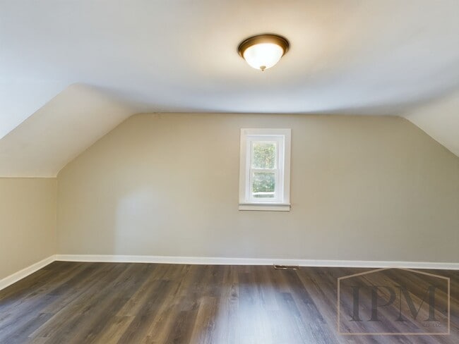 Building Photo - Coming Soon   Spacious 3 bedroom Located i...