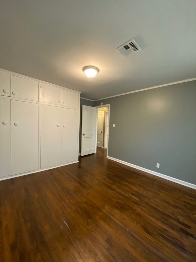 Building Photo - Cozy 2-bedroom 1-bathroom duplex Located i...