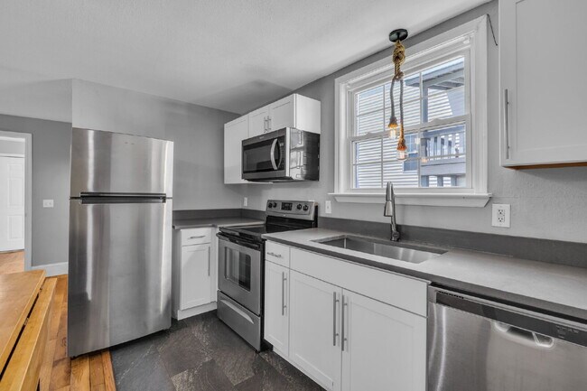 Building Photo - Sleek Highland Park Unit – Great Location,...