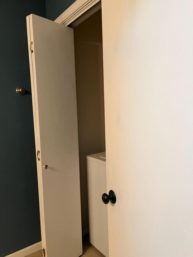 Building Photo - 3 bed 2.5 bath townhome off Bob Billings!