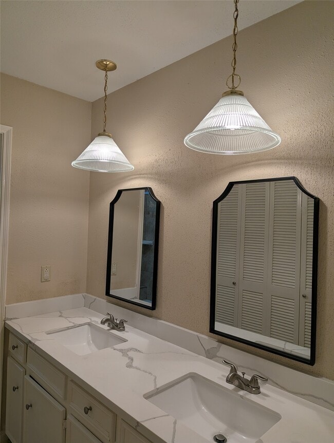 Building Photo - 1810 Mustang Springs Dr