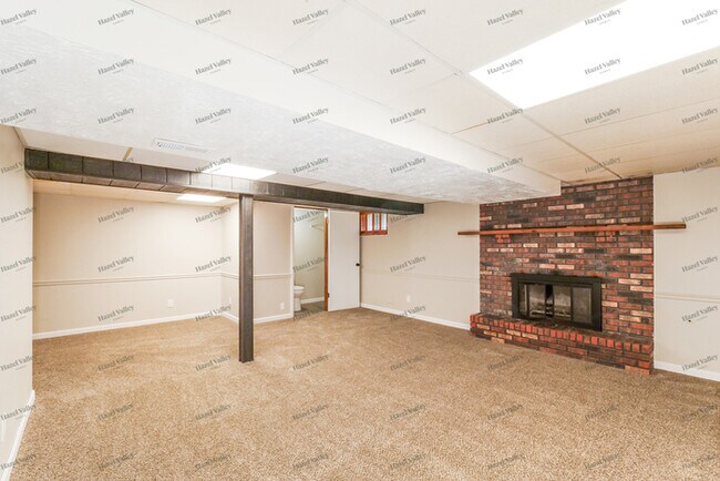 Building Photo - 205 SE Moreland School Rd