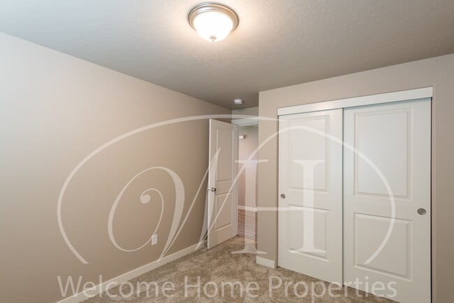 Building Photo - Brand NEW Home Overlooking the Golf Course