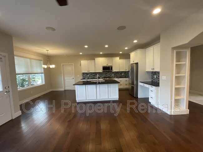 Building Photo - 5506 Sunny Cv