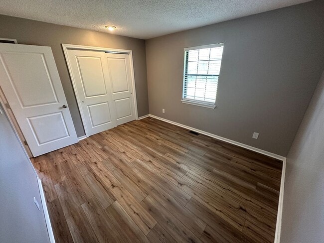 Building Photo - Spacious 3 Bedroom 2 Bath Townhome