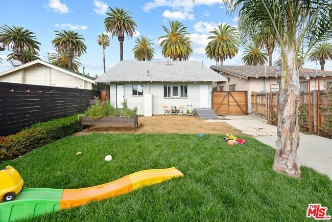 Building Photo - 1728 W 39th St