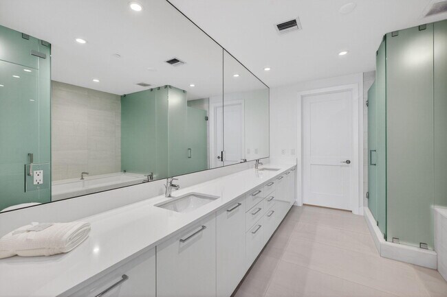 Building Photo - 153 N Seabreeze Blvd